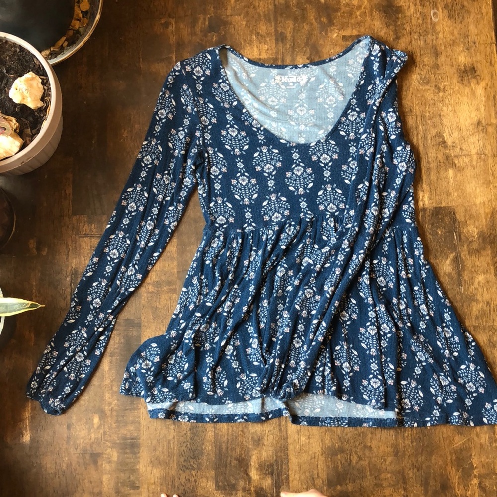 Long sleeve flowy shirt.